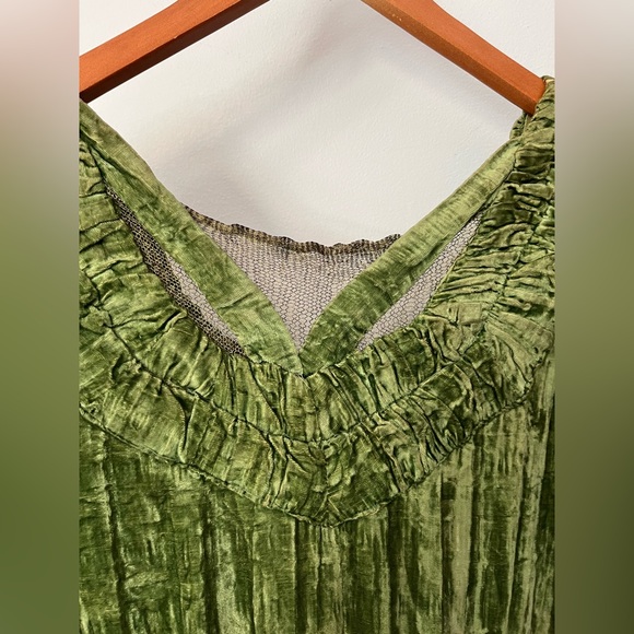 Romeo and Juliet Antique Velvet Dress - Picture 11 of 12